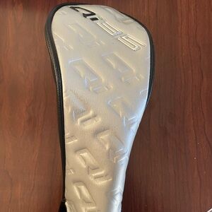 Qi-35 Hybrid Taylor Made golf club cover.